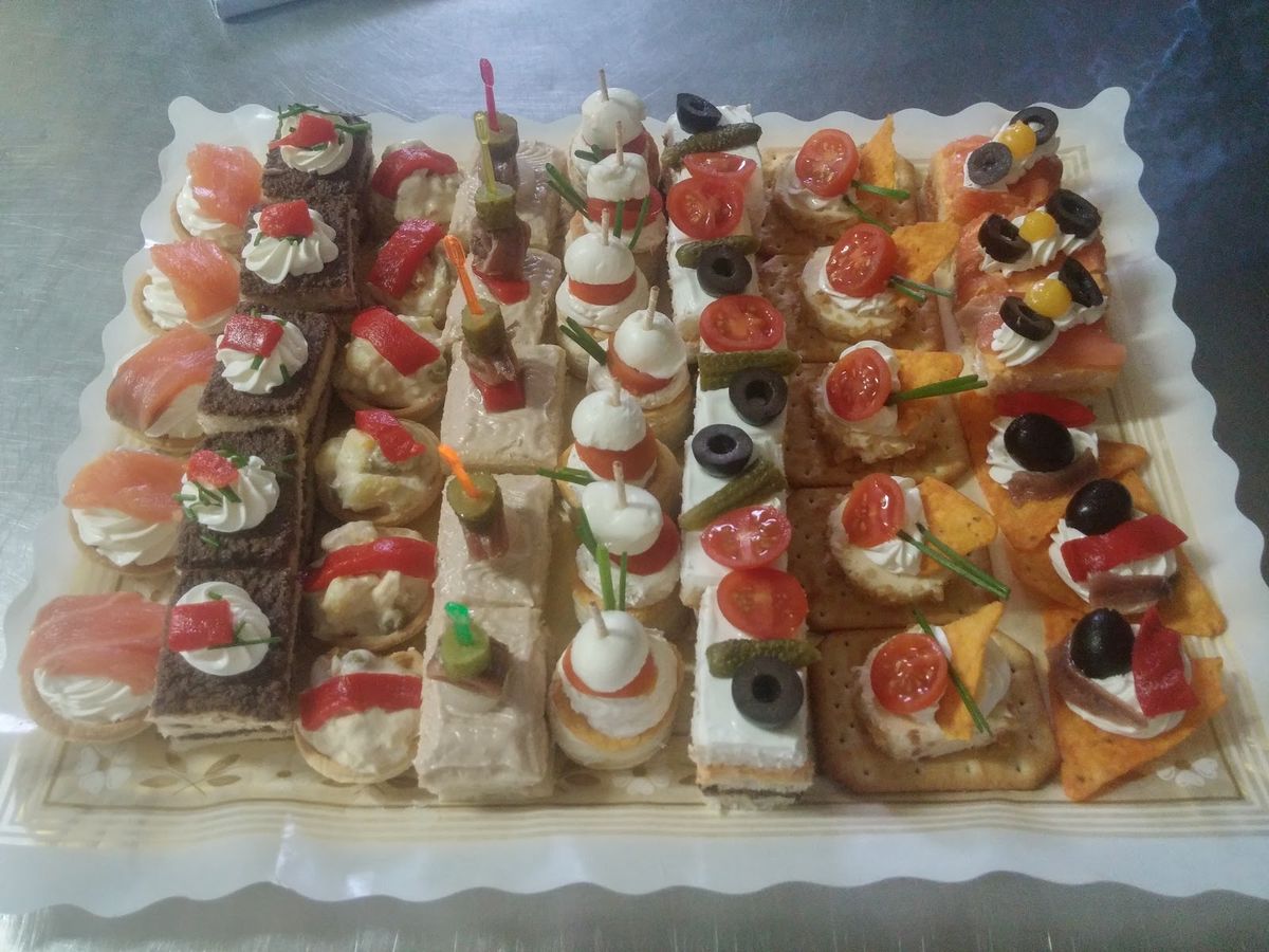 Bandeja de canapés salados variados