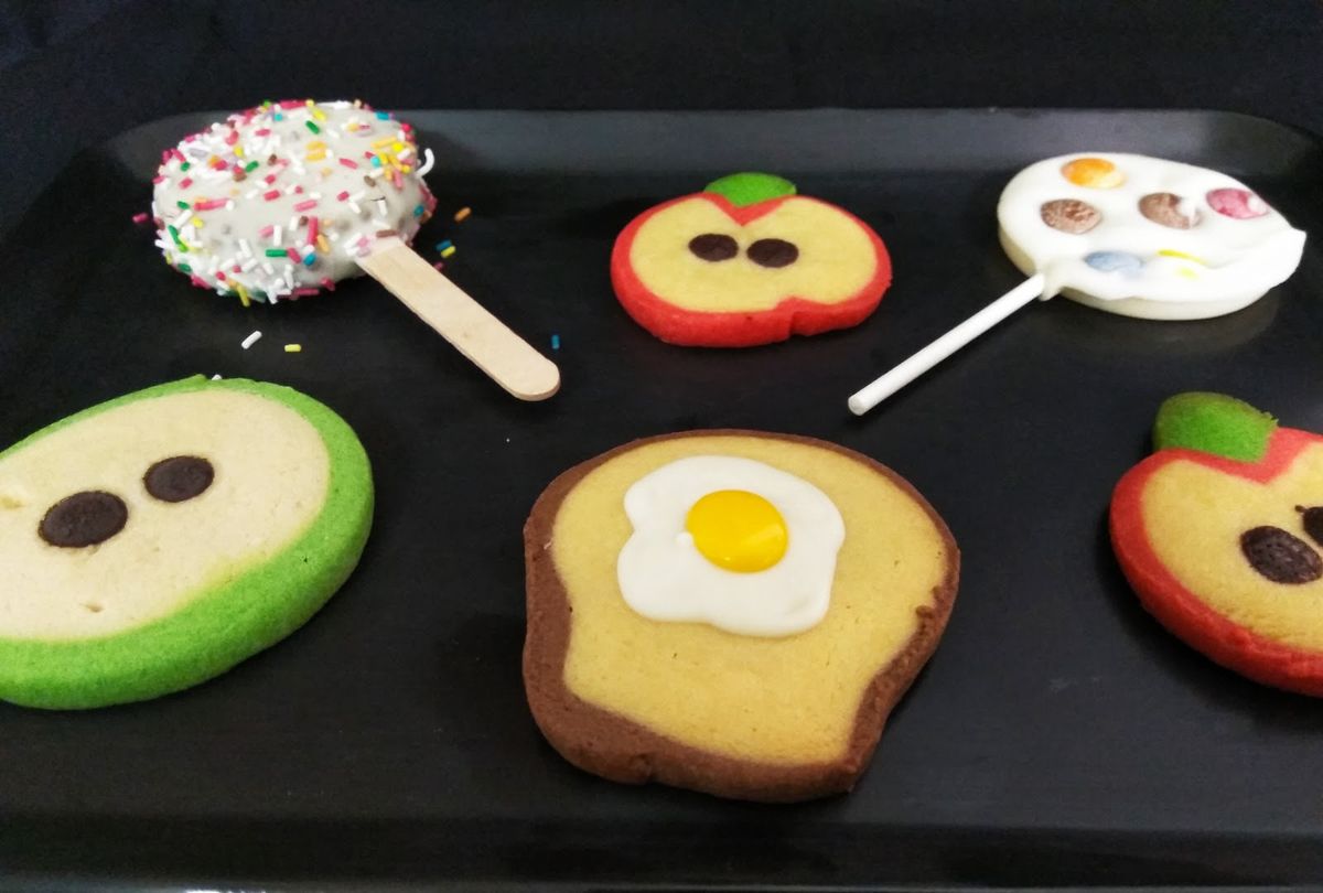 Galletas decoradas con forma de manzana, piruleta y huevo frito