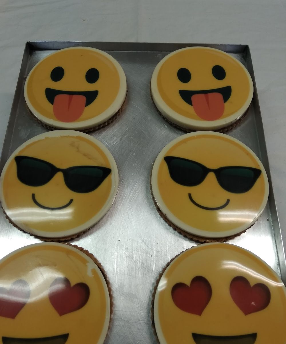 Galletas decoradas con caras de emoji