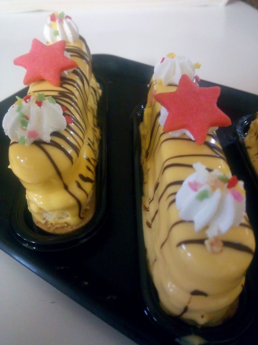 Palos de crema glaseados con hilos de chocolate, nata y una estrella