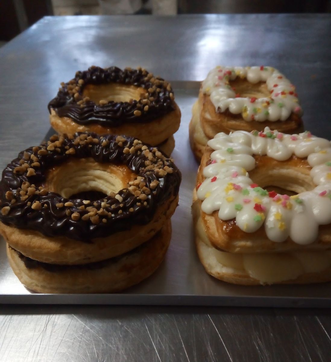 Rosquillas de chocolate con almendra y rosquillas glaseadas con virutas de colores