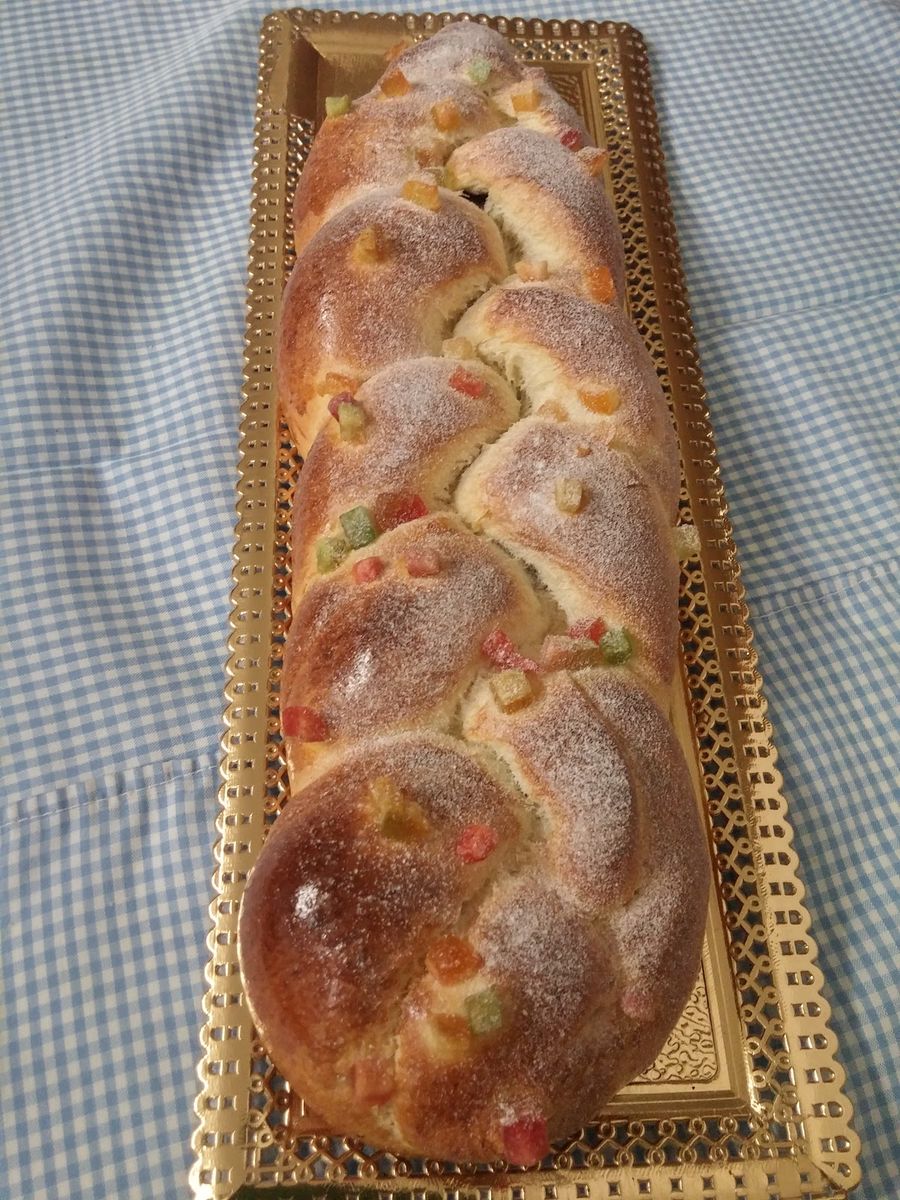 Trenza dulce de bollería con fruta escarchada y azúcar