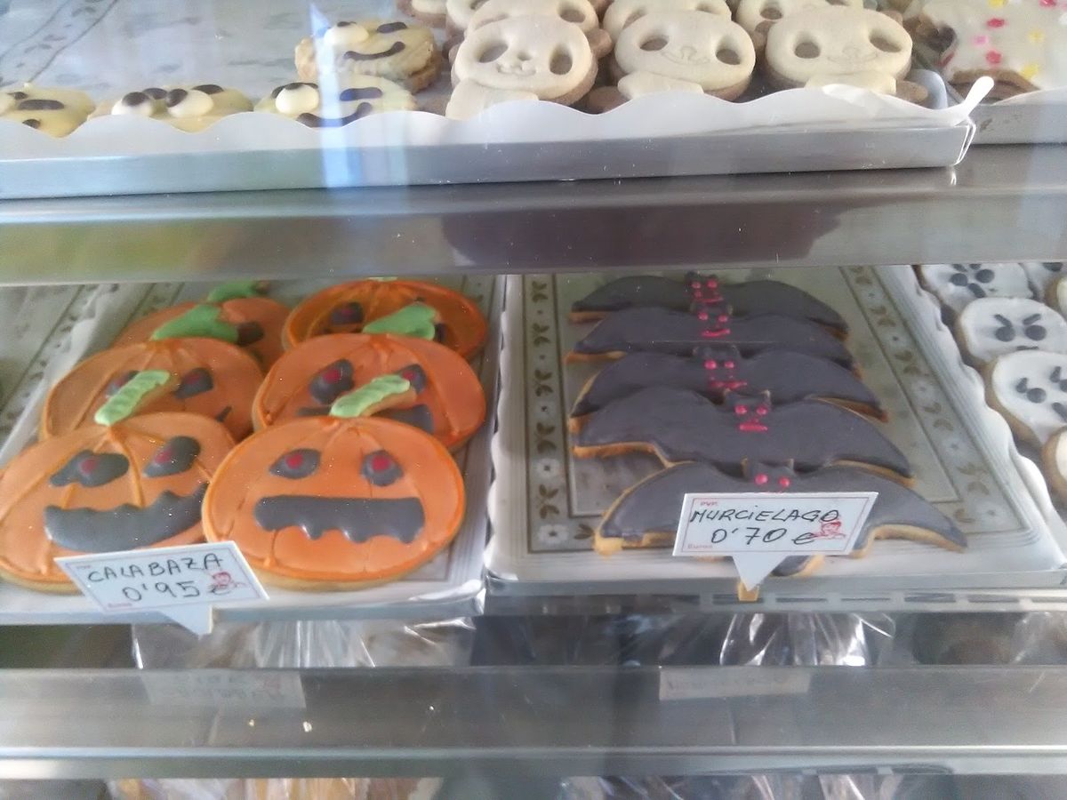 Bandejas de galletas de calabaza y murciélago en la vitrina, con sus precios