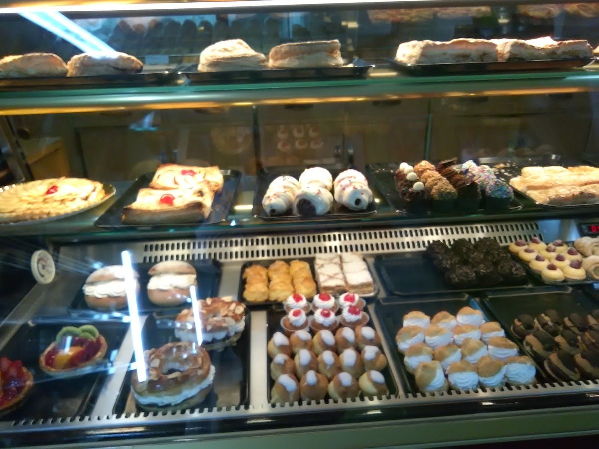 Vitrina de la tienda llena de pasteles, tartaletas y dulces